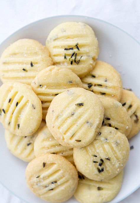 Lavender Shortbread Cookies Baking For Friends, Lavender Shortbread Cookies, Lavender Shortbread, Lavender Cookies, Almond Shortbread Cookies, Lavender Recipes, Christmas Shortbread, Spiced Drinks, Bulk Food