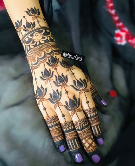 Mehndi Design With Peacock, Lotus Mehendi Design Back Hand, Unique Henna Back Hand, Bridal Mehndi Designs Lotus, Lotus Bridal Mehendi, Lotus Back Hand Mehndi Design, Mehandi Lotus Design, Lotus Design Mehendi, Back Mehendi Designs For Hands