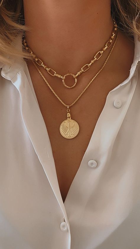 Coin Necklace Gold, Chunky Gold Necklaces, Gold Link Necklace, Eagle Coin, Gold Coin Necklace, Necklace Chunky, Necklace Layering, Gold Statement Necklace, Medallion Necklace