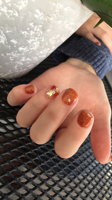 Short Fall Nails Trendy, Fall Themed Nails Short, Fall Nail Short, Fall Nails Short Gel, Nails Fall Leaves, Fall Orange Nails, Orange Nails Fall, Sns Nails Colors, Fall Orange