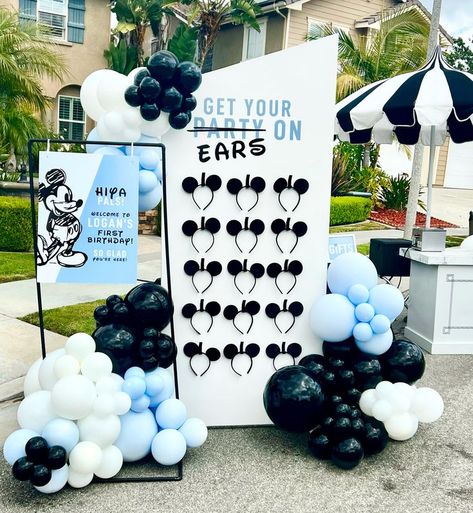 Mickey Backdrop, Décoration Baby Shower, Mickey Mouse Birthday Decorations, Mickey First Birthday, Mickey 1st Birthdays, Mickey Mouse Themed Birthday Party, Mickey Mouse First Birthday, Disneyland Birthday, Mickey Theme