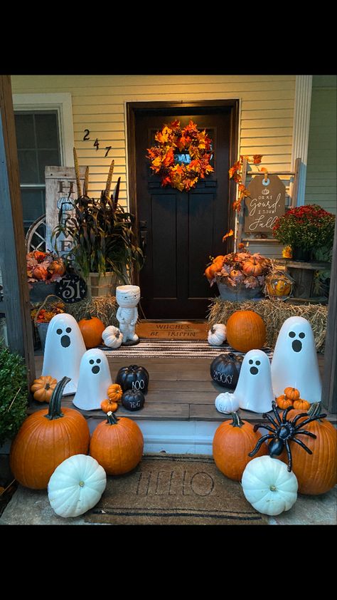 Ghost And Pumpkin Decor, Pumpkin Entryway Decor, Ghost Porch Decor, Hay Bale Halloween Decor, Decorated Front Porch, Fall Contest, Fall Entryway Decor, Halloween Outdoor Decoration, Boo Bash