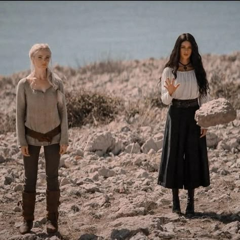 The Witcher Yennefer Outfits, Yennefer Halloween Costume, The Witcher Inspired Outfit, Yennefer Of Vengerberg Outfit, Yennifer Witcher Outfit, Rhys Sister, Ciri Outfit, Yennefer Outfit, Witcher Clothing