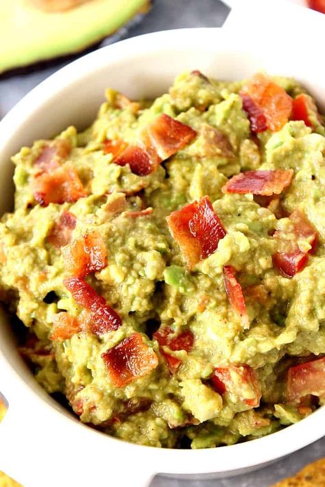 Bacon Guacamole Recipe - our favorite guacamole recipe that's perfect for parties and game day season! You will love the addition of bacon! Guacamole Recept, Southern Tomato Pie, Bacon Guacamole, Guacamole Dip, Bacon Dip, Easy Guacamole, Baked Bacon, Healthy Dips, Mashed Avocado