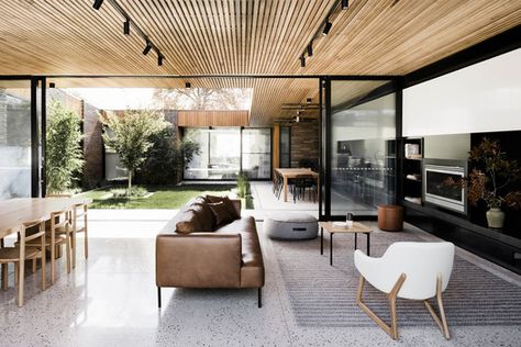 Courtyard House / FIGR Architecture & Design | ArchDaily Timber Ceiling, Wooden Ceiling, Patio Interior, Courtyard House, Indoor Outdoor Living, A Living Room, Concrete Floors, Minimalist Decor, Minimalist Home