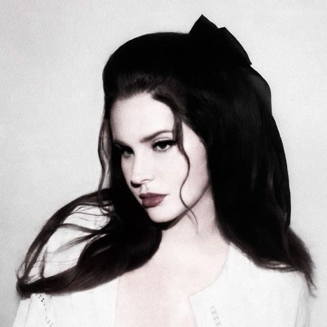 lana del rey icon⭐🦋 Lana Del Rey Pictures, Lana Del Rey Albums, Lana Del Rey Love, Lana Del Rey Vinyl, Lana Rey, Lana Del Ray, Grunge Photography, American Singers, Lana Del Rey