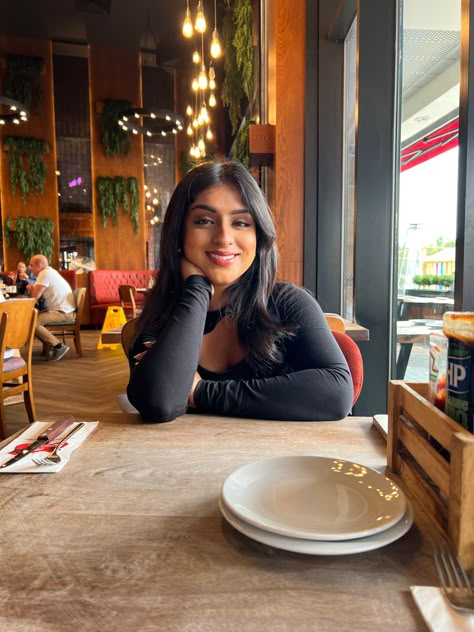 #aesthetic #restaurant #poses #browngirl #blackhair #makeup #desi insta @judea.ros Photoshoot Ideas At Restaurant, Aesthetic Pic In Restaurant, Restaurant Poses Ideas, Restaurant Photo Poses, Photo Poses In Restaurant, Resturant Photoshoot Poses Aesthetic, Restaurant Pic Ideas, Pose In Restaurant, Poses At Restaurant