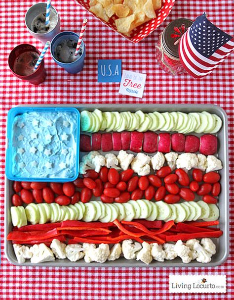 Fun 4th of July Party Idea.  American Flag Vegetable Tray! LivingLocurto.com American Flag Food, 4th Of July Appetizers, July Appetizers, Meals For Four, Patriotic Food, Vegetable Tray, Independance Day, Fourth Of July Food, Veggie Tray