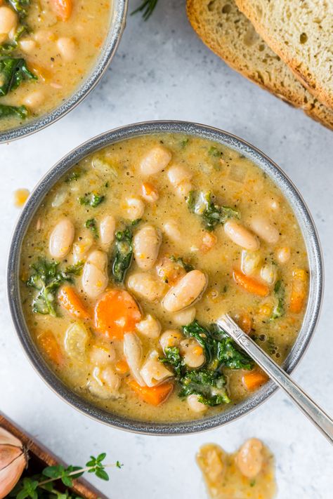 Bean Soup Mexican, Bean Kale Soup, White Bean Kale Soup, Tuscan White Bean Soup, Kale Soup Recipes, Tuscan White Bean, White Bean Recipes, Fast Easy Dinner, White Bean Soup Recipes