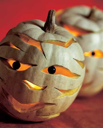 For a twist on a classic Jack-o'-Lantern, carve these creative mummy pumpkins. See how here: http://www.bhg.com/halloween/pumpkin-decorating/mr-mummy-pumpkin/?socsrc=bhgpin090312mummypumpkin Unique Pumpkin Carving Ideas, Postres Halloween, Halloween Decor Diy, Creative Pumpkin Carving, Amazing Pumpkin Carving, Easy Pumpkin Carving, Pumpkin Carving Designs, Carved Pumpkins, Pumpkin Carving Ideas