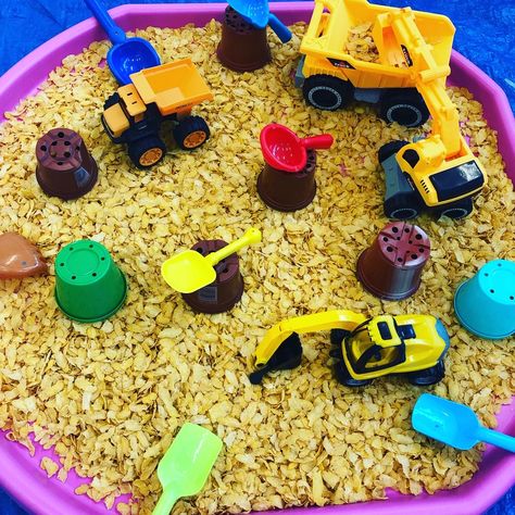 Vehicles Tuff Tray, Tractor Tuff Tray, Tuff Tray Ideas Toddlers, Curiosity Approach, Transportation Activities, Rubbish Truck, Tuff Spot, Nursery Activities, Transportation Theme