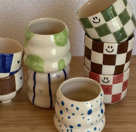 Underglaze Ideas Pottery, Aesthetic Mug Painting, Mug Painting Ideas Aesthetic, Ceramic Cup Painting Ideas, Mug Diy, Plant Pot Design, Diy Pottery Painting, Handmade Clay Jewelry, Diy Mugs