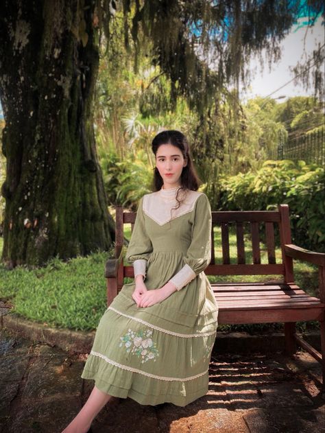 Garden edwardian inspired vintage girl vintage style green aesthetic secret garden lilias craven kate sheffild long dress cottagecore fairycore princesscore cottagecore aesthetic Mary Lennox, Edwardian, Victorian, Vintage Portrait, Edwardian Potrait, Victorian Portrait, Cottagecore, Fairycore, princesscore #historyfashion #edwardianfashion #cottagecorefashion #faecore #prairiecore #etherealaesthetic #dreamydress #vintagevibes #cottagecore #lightacademiaaesthetic #prairiedress #perioddramafashion Green Victorian Dress, Vintage Cottagecore Dress, Garden Portrait, Princesscore Cottagecore, Victorian Portrait, Cottagecore Clothes, Vintage Portrait, 20th Century Fashion, Cottagecore Fashion