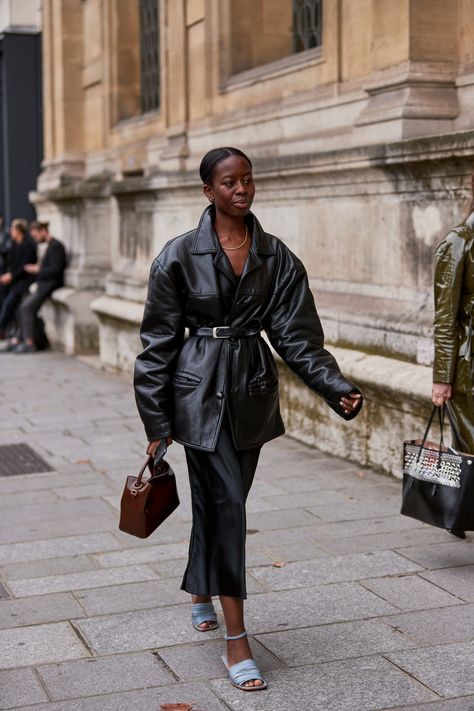 Black Blazer Street Style, Paris Street Style Spring, Blazer Street Style, All Black Looks, Moda Paris, Paris Fashion Week Street Style, Leather Jacket Outfits, Looks Street Style, Jacket Outfit