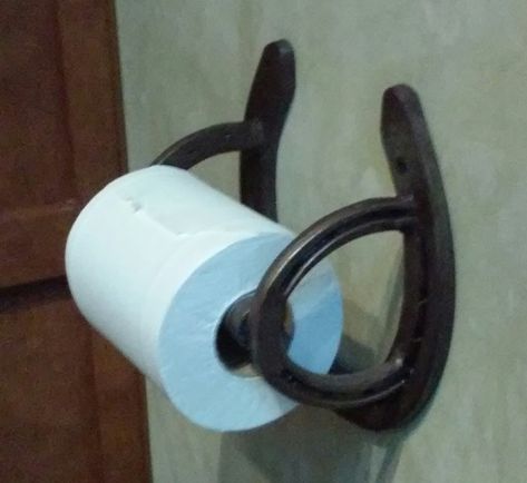 Horseshoe Custom Toilet Paper Holder Horseshoe Toilet Paper Holder, Horse Shoe Toilet Roll Holder, Horse Shoe Welding, Horseshoes Ideas, Barn Wood Bathroom, Western Bathroom Decor, Horseshoe Crafts Projects, Horse Barn Ideas Stables, Welding Crafts