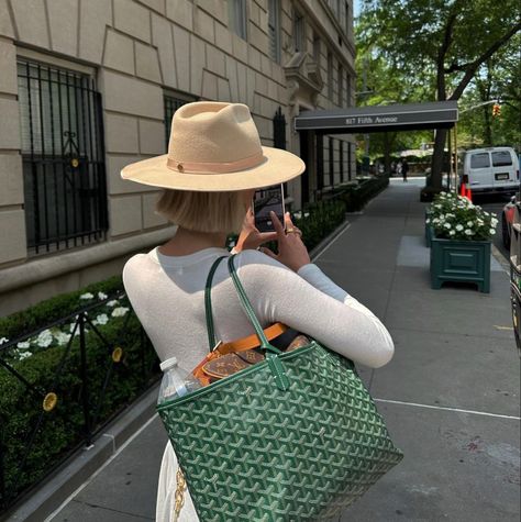 Green Tote Bag Outfit, Green Goyard Tote Outfit, Goyard Tote Aesthetic, Green Goyard Bag, Green Goyard Aesthetic, Green Goyard, Green Goyard Tote, Goyard Tote Outfit, Goyard Purse