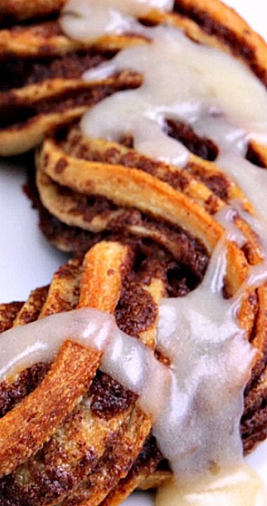 Cinnamon Roll Wreath Wreath Cinnamon Rolls, Cinnamon Roll Wreath Christmas, Cinnamon Roll Wreath, Cinnamon Wreath, Baking Pics, Cinnamon Rolls Christmas, Wreath Recipe, Roll Wreath, Homesteading Recipes