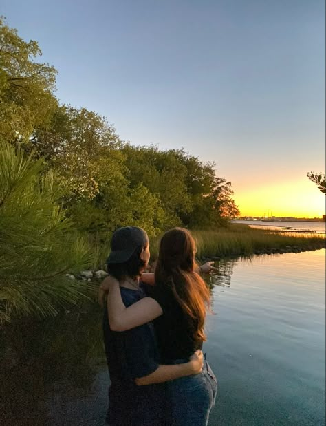 Healthy Wlw Relationship, Wlw Pics Faceless, Healthy Relationship Aesthetic Wlw, Wlw Camping, Wlw Travel Aesthetic, Wlw Proposal, Wlw Beach, Wlw Couple Poses, Wlw Masc X Fem