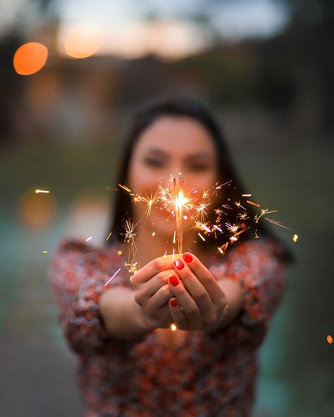 Creative Prom Pictures, Anniversary Picture Poses, Prom Photography Poses, Sweet 16 Pictures, Diwali Photography, Sweet 16 Photos, Balloons Photography, Prom Photoshoot, Prom Photography