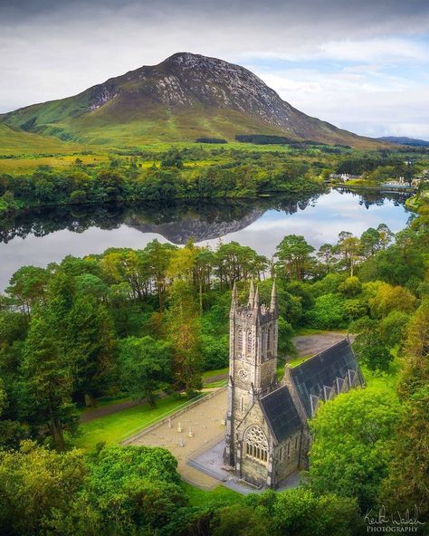 Noémi💙Boho positivity💙IG coach on Instagram: “Happy St. Patrick's Day y'all 🍀🍀🍀 We (husband & moi pre-child time) were living in Ireland for 7 years. We loved it (apart from the rain…” Connemara Ireland, Kylemore Abbey, Ireland Aesthetic, Gothic Revival Architecture, Scotland Landscape, County Galway, Scenic Pictures, Landscaping Images, Ireland Landscape