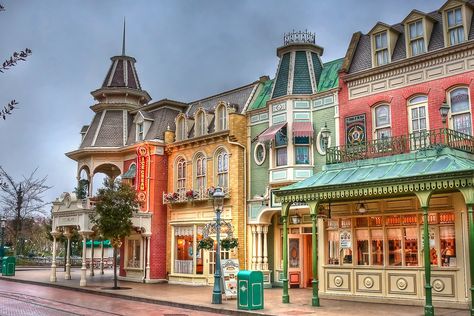 Disney Airbnb, Main Street Usa Disneyland, Architecture Illustrations, Disney Village, Disneyland Main Street, Planet Coaster, Street Magic, Hot Breakfast, Main Street Usa