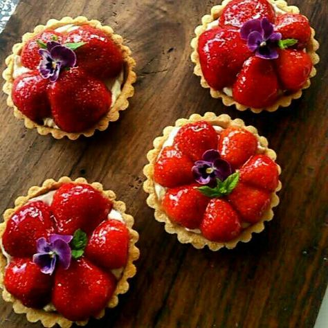 Strawberry mascarpone tarts Designer Desserts, Dessert Styling, Strawberry Mascarpone, Udaipur Wedding, Chocolate Tarts, Pudding Parfait, Strawberry Frosting, Mini Tart, Sweets Gift