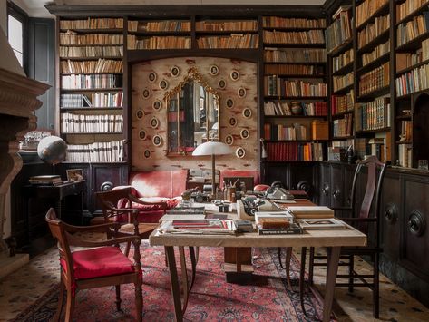 Villa Albergoni in Moscazzano, Italy Director Luca Guadagnino Production Designer Samuel Dehors Set Decorator Violante Visconte di Modro... Cmbyn House, Call Me By Your Name House, Lots Of Books, Italian Interior Design, Tuscan Design, Italian Interior, Call Me By Your Name, Italian Home, Italian Countryside