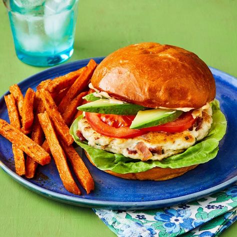 pioneer woman BLT turkey burgers Recipes With Turkey, Easy Spring Cocktails, Classic Blt Sandwich, Fried Tomatoes, Blt Sandwich, Turkey Burger Recipes, Spring Dinner, Turkey Burger, Turkey Burgers