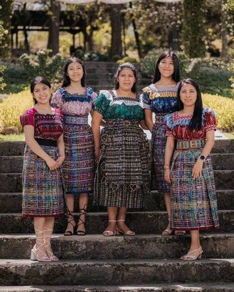 Guatemala Traditional Clothing, Guatemala Fashion, Peruvian Dress, Guatemalan Clothing, Guatemala Women, American Continent, Unique Faces, Mexican American, Indigenous People