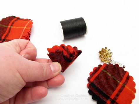 Make a New Brooch with Vintage Brooches and Recycled Wool Brooches Handmade Fabric, Handmade Brooches Ideas, Diy Brooch Pin, Tartan Brooch, Fabric Brooches, Tartan Sash, Wool Ideas, Brooch Corsage, Wool Felt Projects