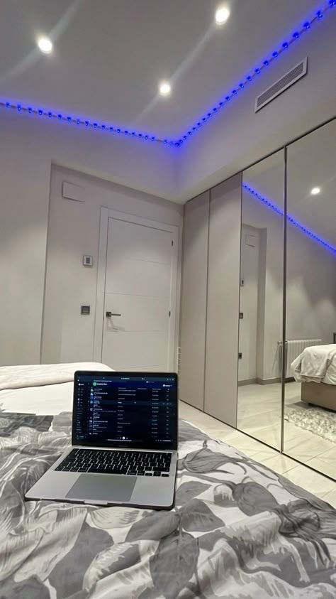 Luxury Hotel Room Aesthetic, Laptop In Bed, Room Snap, Luxury Hotel Room, Dream Apartment Decor, Future Apartment Decor, Pinterest Room Decor, Luxury Rooms, Room Pictures