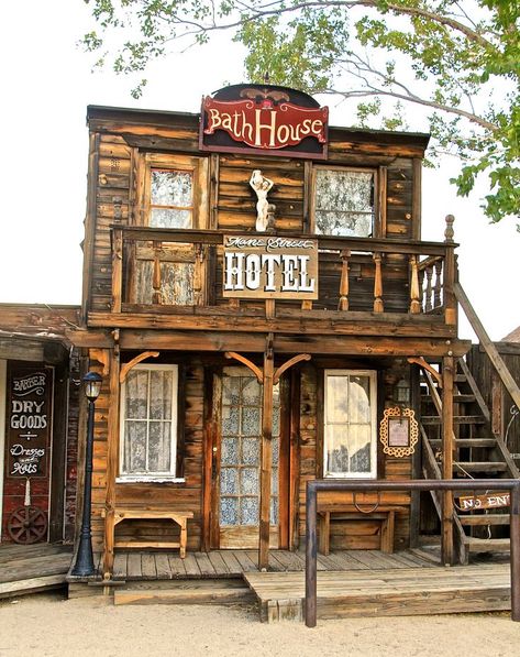 Beer Spa, Old Western Towns, Old West Town, Pallet House, Town Building, Western Theme Party, West Town, Western Town, Astuces Diy