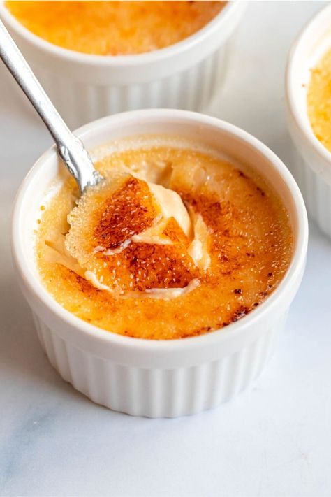 Easy Creme Brulee - Rich And Delish Best Creme Brulee Recipe, Creme Brulee Cake, Creme Brulee Recipe Easy, Classic French Desserts, Brulee Recipe, Creme Brulee Recipe, Dessert Simple, Clam Recipes, French Dessert