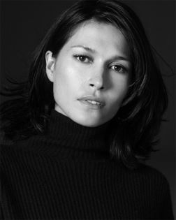 Simply beautiful Karina Lombard, Native American Photos, Classic Actresses, We Are The World, Celebrity Beauty, American Beauty, Character Development, Photo Tips, Native American Indians