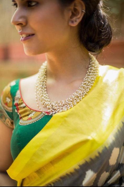 Jewellery With Saree, Pearl Choker Necklace Indian, Choker Necklace Indian, Pearl Necklace Designs, Temple Jewelry, Beaded Necklace Designs, Indian Necklace, Gold Wedding Jewelry, Necklace Indian