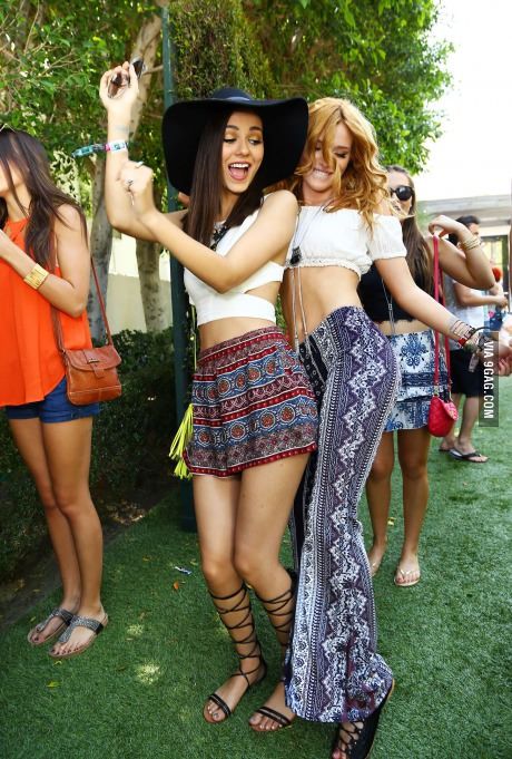 Victoria Justice and Bella Thorne Victoria Show, Bella Thorne Style, Revolve Fashion, Coachella 2015, 70s Inspired Fashion, Bella Thorne, Outfit Trends, Victoria Justice, Emma Roberts