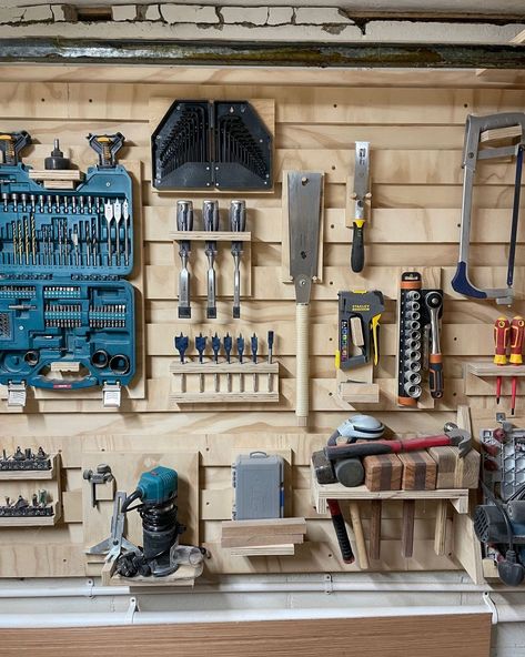 Tool Shop Organization, French Cleat Wall, Tool Wall Storage, Cleat Wall, French Cleat System, Garage Workshop Layout, Diy Garage Bar, Tool Wall, Garage Organisation