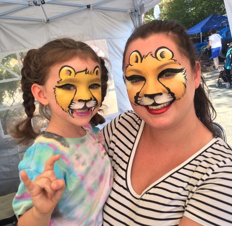 Lioness and her cub... Painted by "Z"(lioness)of "Z" Face & Body Art and Sandra Cassidy(cub) Safari Face Painting, Zoo Animal Face Paint, Lioness Face Paint, Lioness Makeup, Nala Face Paint, Cougar Face Paint, Pumas Animal, Big Cats, Face Painting