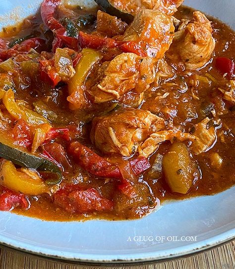 Slow Cooker Spanish Chicken Spanish Stewed Chicken, Chicken Stew Crockpot, Spanish Chicken Stew, Spanish Chicken Recipes, Stew Crockpot, Slow Cooker Chicken Stew, Spanish Chicken, Crockpot Stew, Slow Cooked Chicken