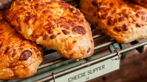 Cheese Slippers Are A Can't-Miss Kansas City Comfort Food Kansas City Food, Christmas Pudding Recipes, Hot Toddies Recipe, French Toast Casserole Recipes, Easy To Make Appetizers, Best Chili Recipe, Coconut Oil Recipes, Food Receipt, Food Tasting