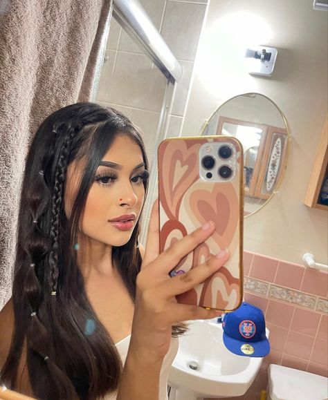 Latina Rubber Band Hairstyles, Bubble Braid With Curls, Gold Hair Rings Hairstyles, Edc Hairstyles, Latina Hairstyles Medium, Braids With Bangs, Hair Down Styles, Quick Curly Hairstyles, Latina Hair