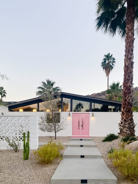 Mid Century Modern Exterior, California Architecture, Palm Springs Style, Modern Inspiration, Palm Spring, Midcentury Home, Pink Door, Desert Vibes, Studio Mcgee