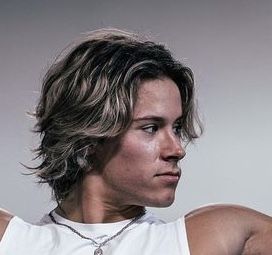 Surfer Haircut Men Medium, Blonde Highlights Men Long Hair, Surfer Shag Haircut Boy, Surfer Cut For Men, Surfer Highlights Men, Long Teen Boy Hair, Alex Eubank Hairstyle, Flow Haircut Men Straight, Medium Length Hair Men Messy