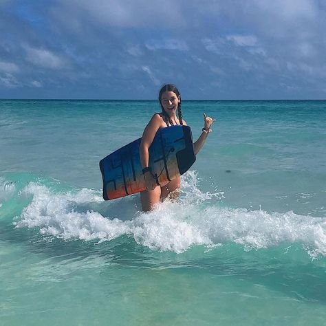 Body Boarding Aesthetic, Boogie Boarding Aesthetic, Surf Board Poses, Surfboard Photoshoot Ideas, Boogie Board, Boogie Boarding, Surf Bored Aesthetic, Surfboard Insta Pics, Beach House Vacation