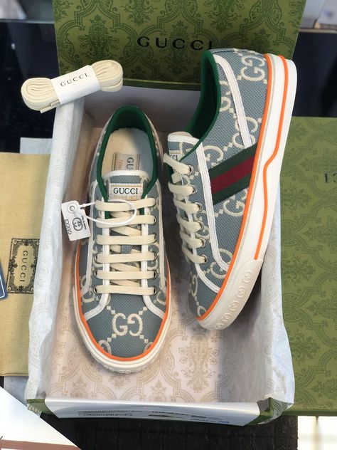 Designer Shoes Sneakers, Jeans Outfit Women, Pretty Shoes Sneakers, Gucci Outfits, Girly Shoes, Stylish Mens Outfits, Tech Fashion, Swag Shoes, Pretty Shoes