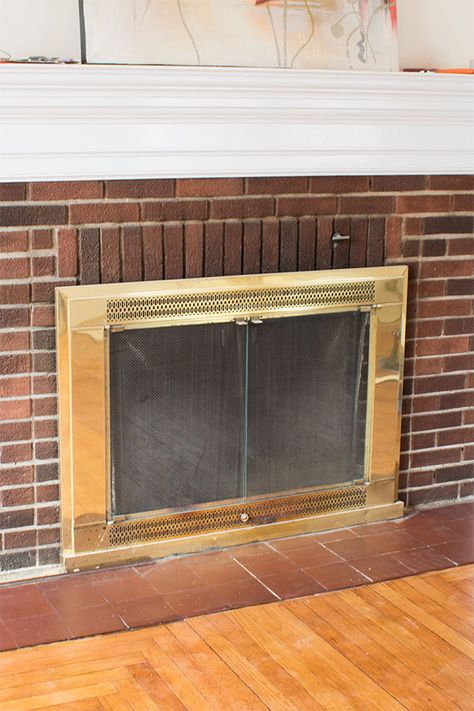 Want an easy fireplace update? Learn how to spray paint that brass insert with this full DIY tutorial! #FireplaceUpdate #HomeImprovement Diy Fireplace Insert, Brass Fireplace Makeover, Gold Fireplace Screen, Painting Fireplace, Brass Paint, Painting Doors, White Wash Brick Fireplace, Brass Fireplace Screen, Fireplace Trim