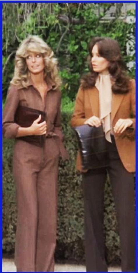 Farrah Fawcett and Jaclyn Smith Charlie's Angels Outfits, Farrah Fawcett 70s, 70s Workwear, 1977 Fashion, Outfits 70s, Future Job, Work Fits, Outfits Retro, 70s Inspired Fashion