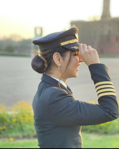 Pilot Woman Aesthetic, Pilot Woman, Pilot Girl, Woman Pilot, Pilot Career, Female Pilots, Flight Girls, Student Pilot, Becoming A Pilot