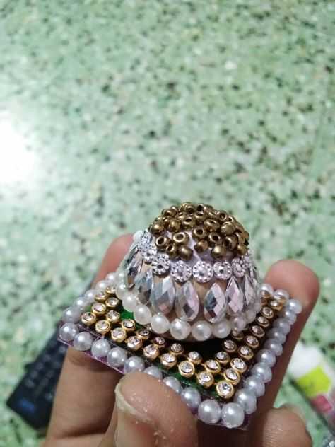 Sopari decoration Sopari Decoration Ideas, Supari Decoration For Wedding, Sopari Decoration, Aana Decoration, Engagement Platter, Mehndi Decoration, Kalash Decoration, Coconut Decoration, Welcome Home Decorations