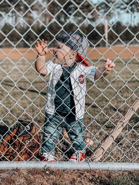 Rookie Year Baseball Pictures, Baseball Theme 1st Birthday Photoshoot, Rookie Of The Year First Birthday Pictures, Rookie Of The Year Pictures, Rookie Year First Birthday Photoshoot, First Birthday Photo Shoot Ideas Family, Rookie Of The Year Photo Shoot, Baseball 1st Birthday Party Boys, Baseball One Year Pictures